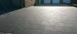 Einfahrt-aus-Betonpflaster-300x132