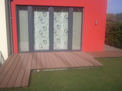 ausseneingang mit holz