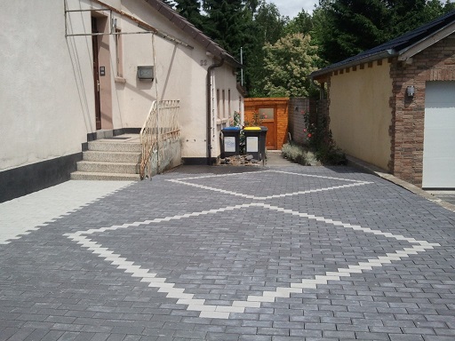 Einfahrt mit grauen Steinen