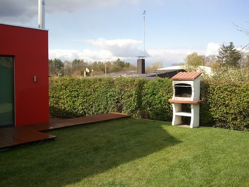 grüne fläche mit grill